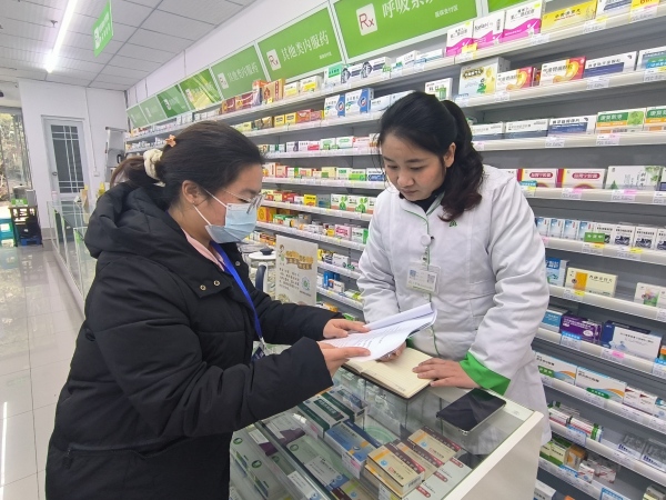 在萬家燕大藥房（大渡口區萬象匯店），大渡口區醫保局工作人員對店內負責人詳細解讀了集采藥品“三進”行動的意義、具體實施辦法及相關優惠政策。大渡口區融媒體中心供圖