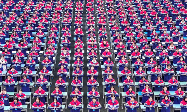 梁平職教中心學生向大家拜新年?；顒臃焦﹫D