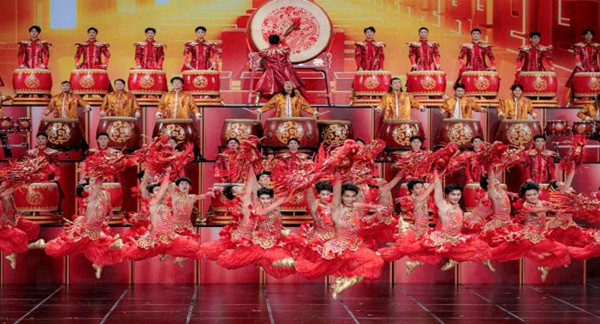 原創舞蹈《手龍人》亮相央視2024年春晚。重慶大學供圖