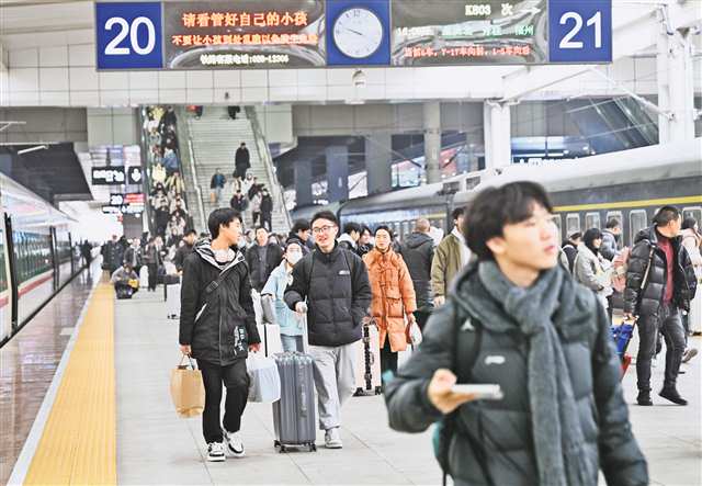 一月十三日，重慶火車北站，旅客走在站臺上。當日，乘車旅客中學生客流明顯增多。記者 崔力 攝\視覺重慶