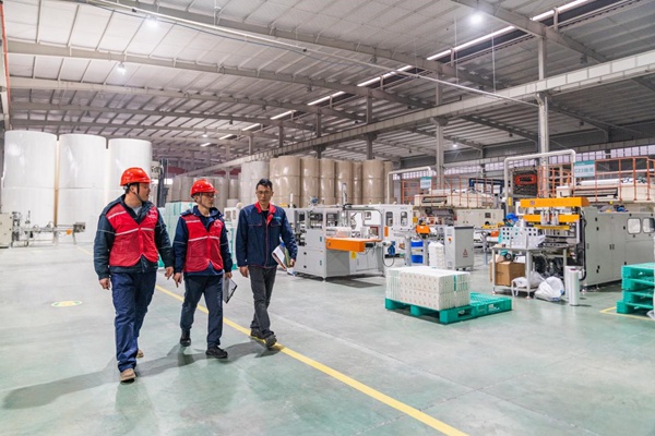 電力人員深入造紙企業開展節前防電氣火災安全檢查。國網重慶永川供電公司供圖