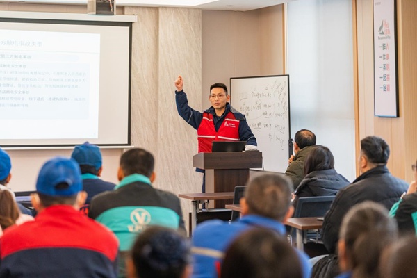 電力人員為企業職工共上“安全課”。國網重慶永川供電公司供圖