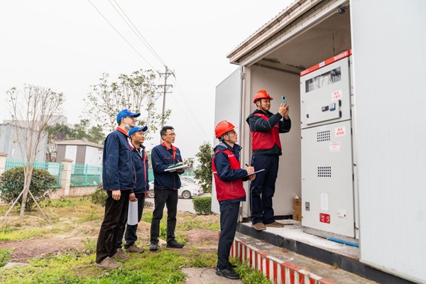 電力人員檢查企業配電房儀器儀表。國網重慶永川供電公司供圖