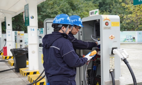 國網重慶電動汽車公司員工在國網渝北魯能星城超充站內對充電設施進行巡視檢查。黃林茜攝