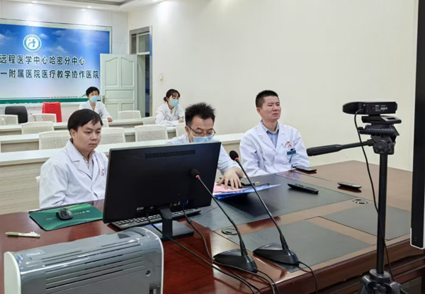 渝哈兩地MDT會診，援疆專家程瑤、李醇文和當地醫護人員在哈密市中心醫院向重醫附二院專家匯報病史并聽取專家意見。重醫附二院供圖