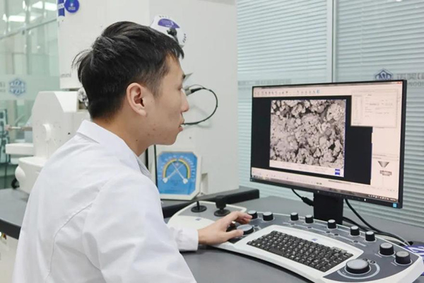 歐陽一鳴團隊研發人員在進行材料對比分析。兩江協同創新區供圖