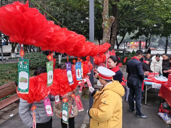 猜燈謎現場。龍山街道供圖