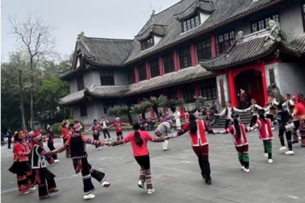 哈尼族中小學生與老師們跳樂作舞。重慶大學供圖