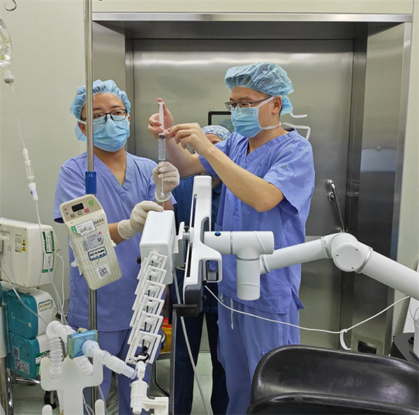 專家團隊使用“機器人”定位。 重醫附一院供圖