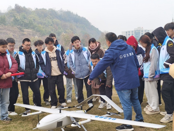 學生們參與訓練營實踐項目現場。重慶理工大學供圖