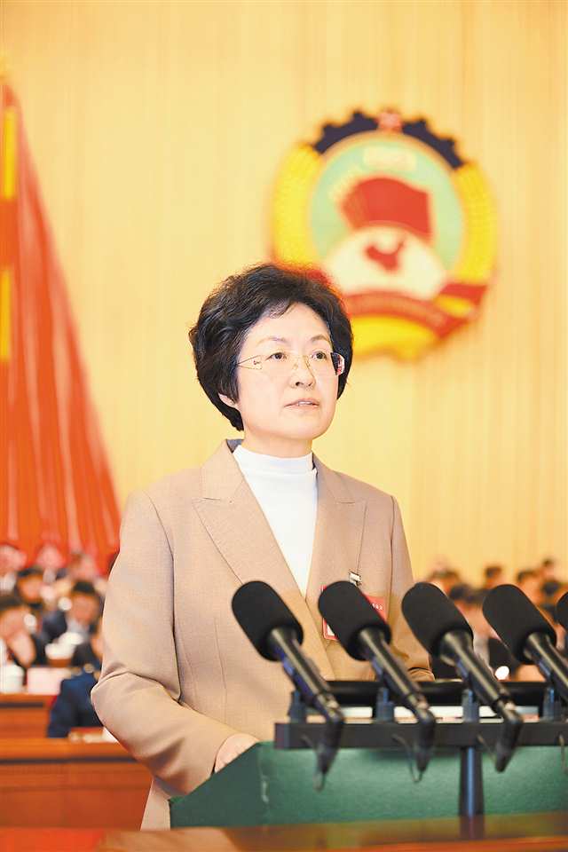    1月18日，重慶市人民大禮堂，市政協六屆三次會議開幕。市政協主席程麗華向大會作工作報告。記者 謝智強 李雨恒 攝/視覺重慶