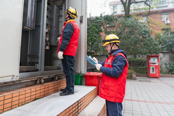 電力人員開展社區配電設施隱患排查。國網重慶永川供電公司供圖