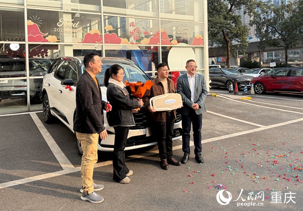 贈送現場。人民網記者 胡虹攝