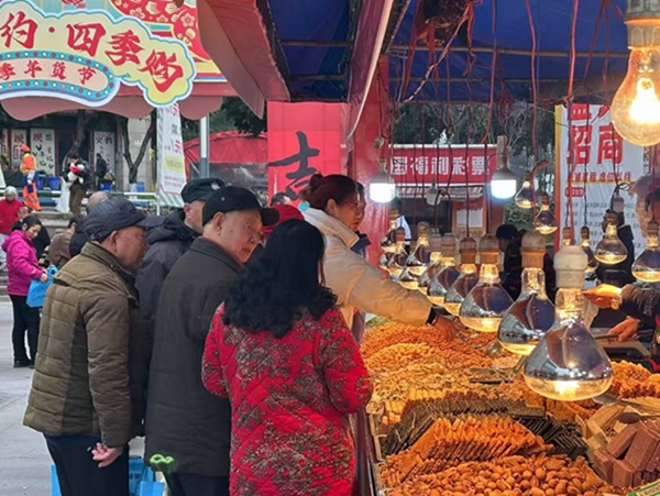 冬季年貨節主會場吸引了眾多市民逛展、備年貨。長生橋鎮供圖