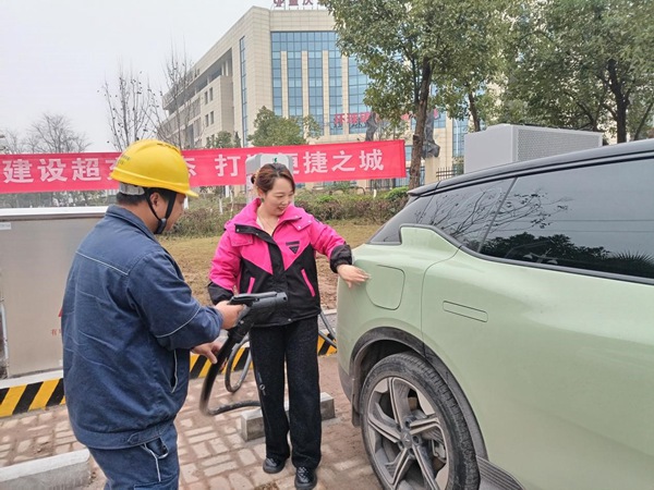 電力人員在三教鄉鎮全液冷超充站開展安全檢查、服務車主。國網重慶永川供電公司供圖
