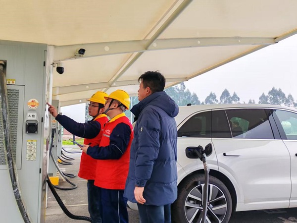 電力人員在高速公路興隆服務區開展安全檢查、服務車主。國網重慶永川供電公司供圖