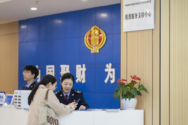 高新區辦稅服務廳工作人員輔導企業辦稅人員線上辦理涉稅業務。郭睿攝