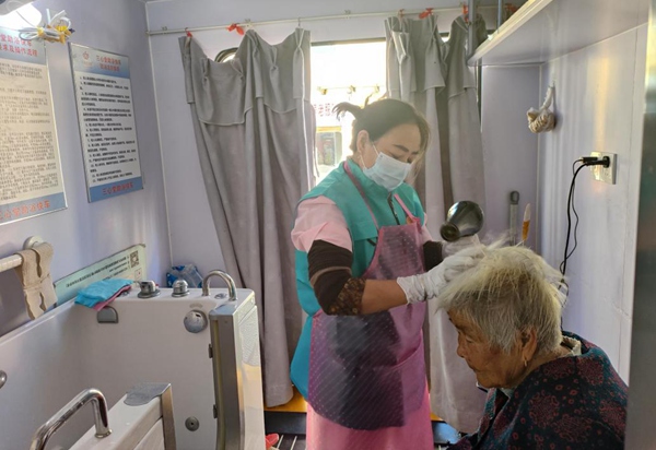 老人在車內享受助浴服務。受訪者供圖