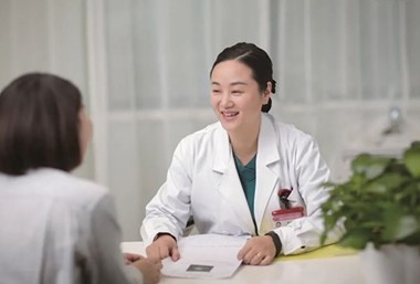 曾品鴻看診現場。重慶北部婦產醫院供圖