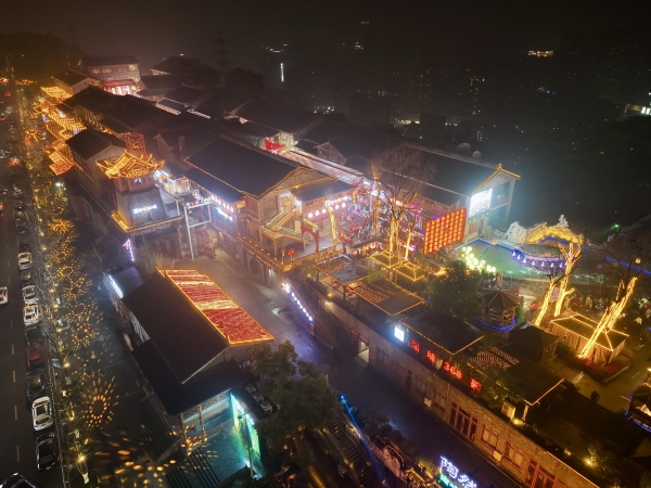 江北區鴻恩坊“渝味360碗”美食街區。江北區委宣傳部供圖