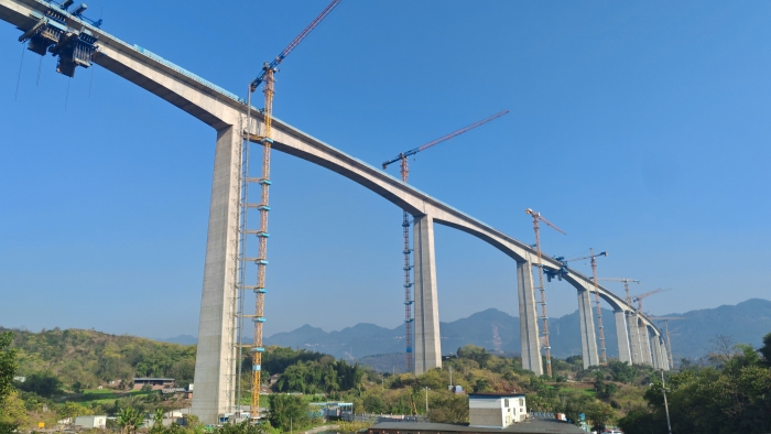 重慶軌道交通15號線高架Ⅰ特大橋全橋順利合龍。中建三局三公司供圖