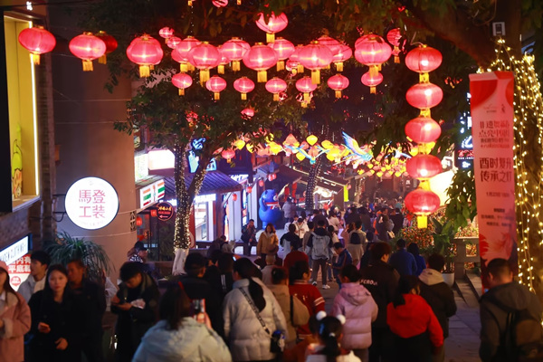 十八梯街區數千個形態各異、流光溢彩的花燈點亮。十八梯供圖