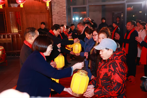 現場送上祈福燈籠。十八梯供圖