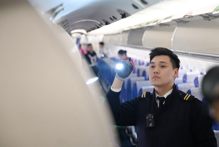 許航開展機艙內部安全檢查。鄒樂攝