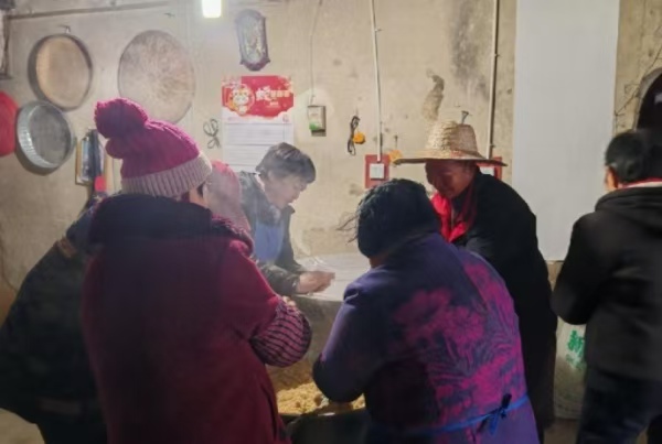 村民一起做糯米圓子。西南大學鄉村振興戰略研究院供圖