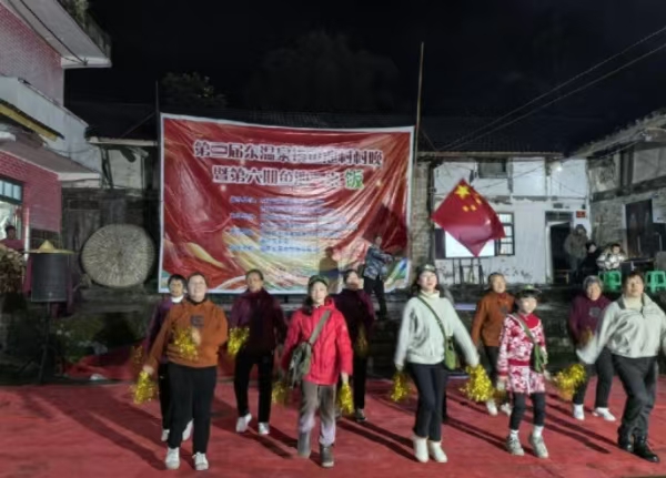 村民舞蹈《大海航行靠舵手》。西南大學鄉村振興戰略研究院供圖