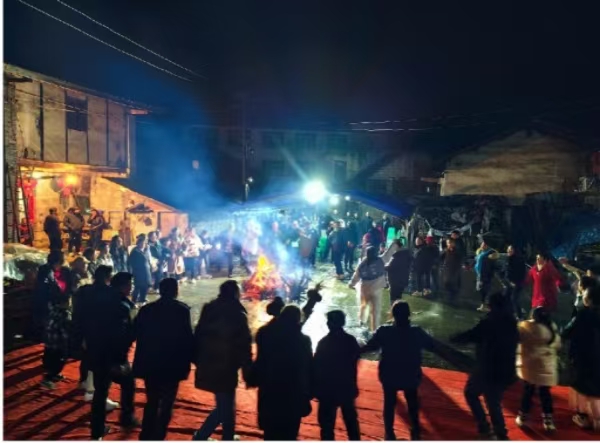 村民一起跳鍋莊舞。西南大學鄉村振興戰略研究院供圖