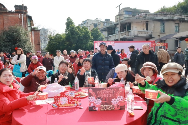 居民朋友們齊聚一堂品嘗傳統美食。巴南區委宣傳部供圖