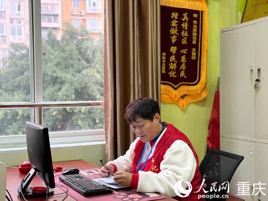 文登群在辦公室的電腦桌前摘抄信息。人民網記者 胡虹攝