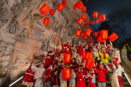 大足石刻無數孔明燈飛向夜空。瞿波攝