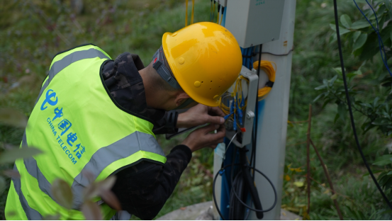 工作人員對設備進行巡檢。重慶電信供圖