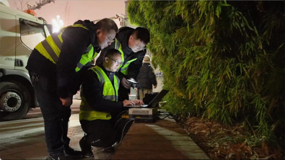 工作人員在通訊保障一線。重慶電信供圖