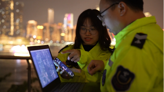 工作人員在通訊保障一線。重慶電信供圖