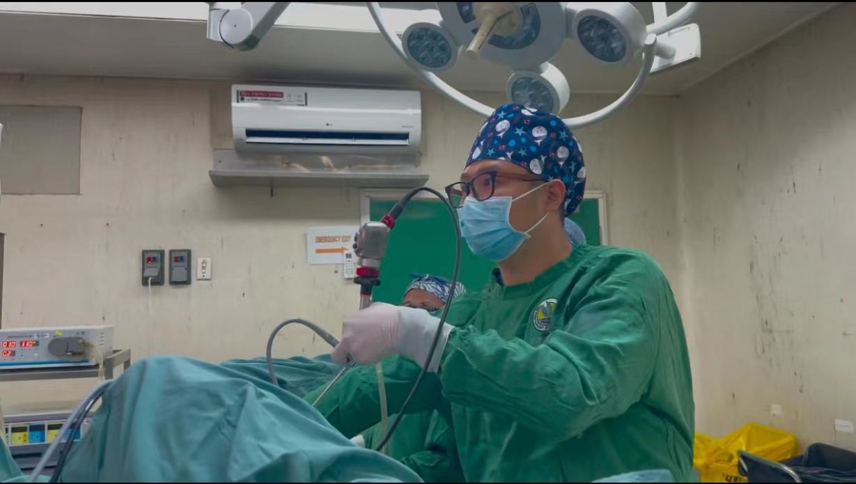 劉煜在為患者手術。受訪者供圖