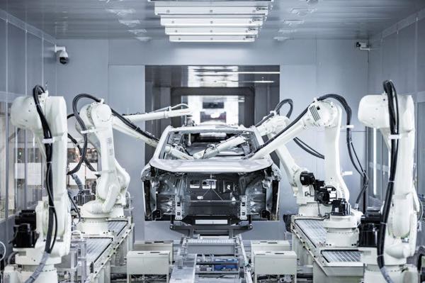 長安汽車數智工廠生產線上，新車正在成型。長安汽車供圖