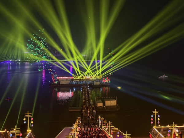 三千盞孔明燈同時升空。豐都縣委宣傳部供圖