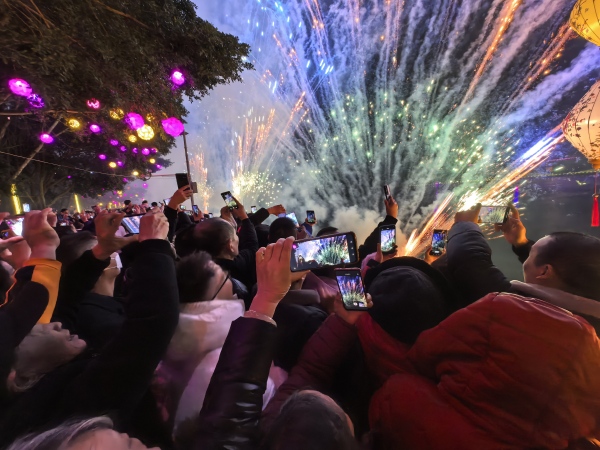 市民記錄絢爛時刻。豐都縣委宣傳部供圖