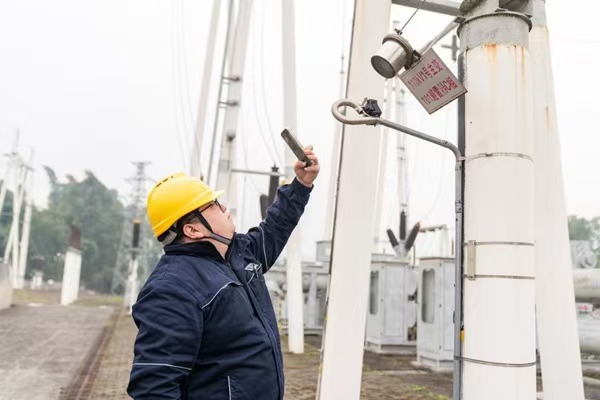 張亮對設備銘牌進行記錄。國網重慶永川供電公司供圖