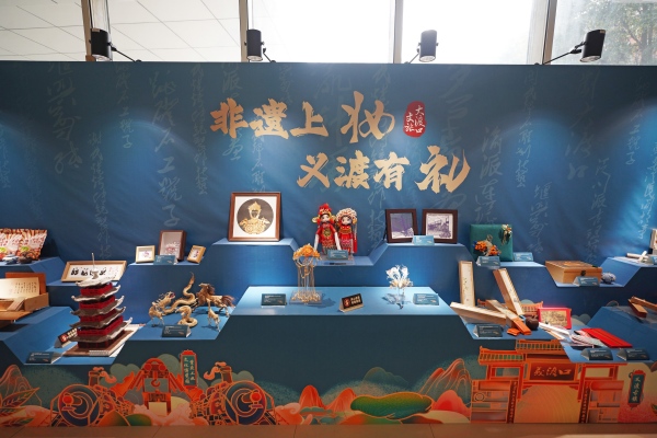 大渡口區圖書館眾多文創展品現場展示。鐘戈攝