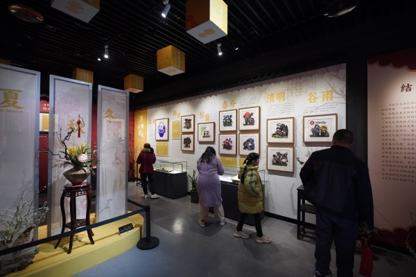 市民在觀看民俗文化展。鐘戈攝