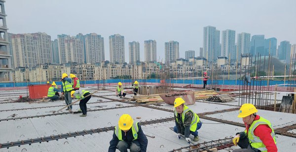 重慶交通開投鐵路集團九曲河停車場一體化項目控制中心1#樓班組已陸續就位，一鼓作氣開新局，鉚足干勁齊建設。重慶交通開投集團供圖