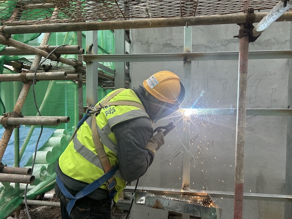 劉國榮正在進行焊接工作。唐鑫攝