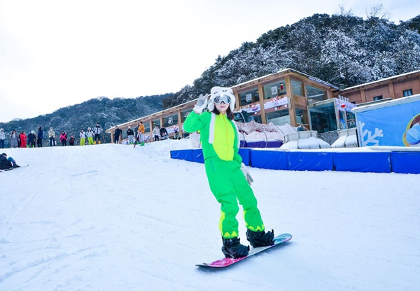游客在滑雪場享受速度與激情。景區供圖