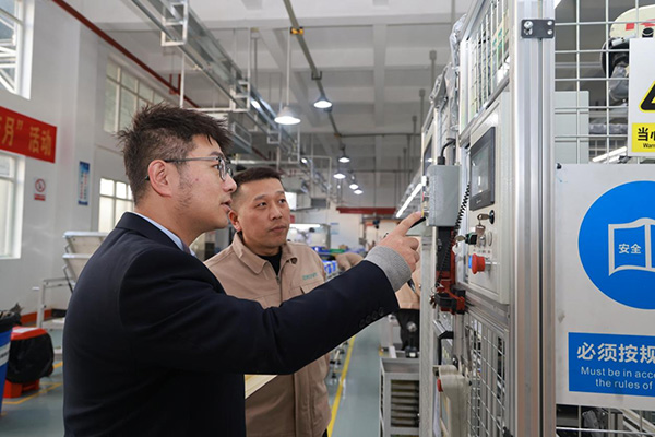 客戶經理走進企業調研。曾英豪攝