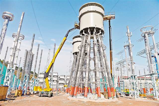 二月十日，作業人員在渝北換流站直流場安裝各種設施。通訊員 游紹斌 攝\視覺重慶