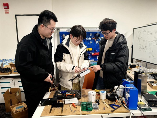 致行未來科技團隊正在討論技術問題?？萍既請笥浾?雍黎 攝